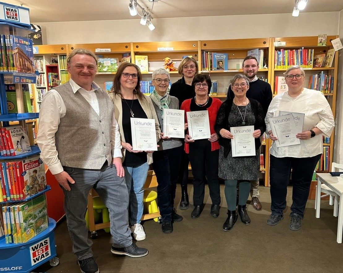 Von links: Gerhard Betz (1. Bürgermeister), Kristina Erlbeck, Edeltraud Thalhammer, Sabine Adolph (Bibliothekarische Referentin Michaelsbund), Elfriede Neudel, Maria Seidenschwang, Rainer Klier (2. Bürgermeister), Beatrice Schwandt